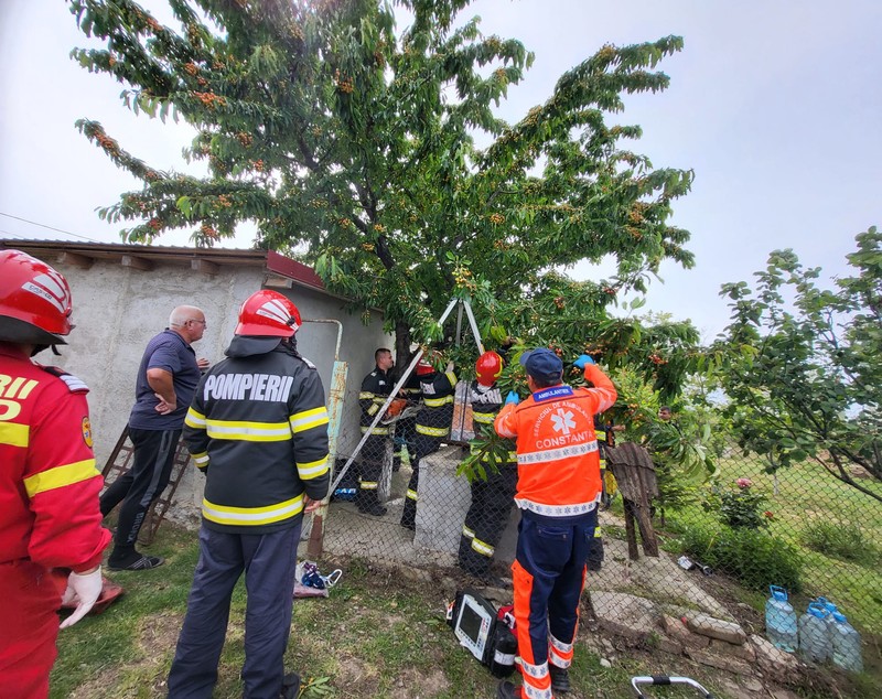 Copilul blocat într-o fântână adâncă de 19 metri la Mireasa, județul Constanța, a fost salvat împreună cu cei doi adulți