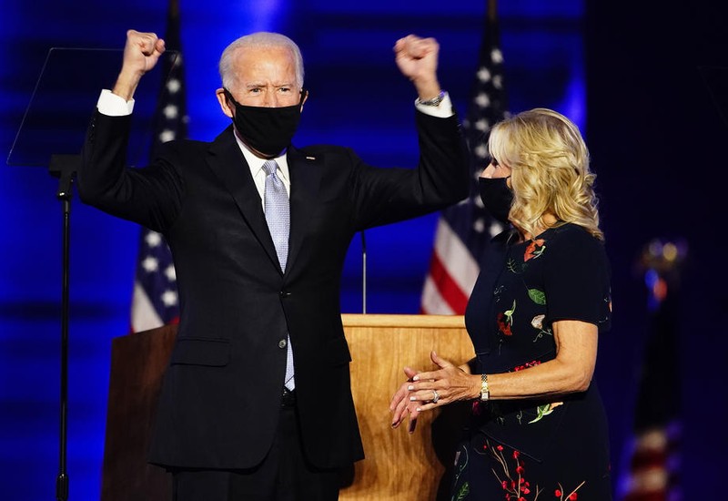 Joe Biden a celebrat victoria pe scenă alături de soția sa, Jill. Foto: EPA