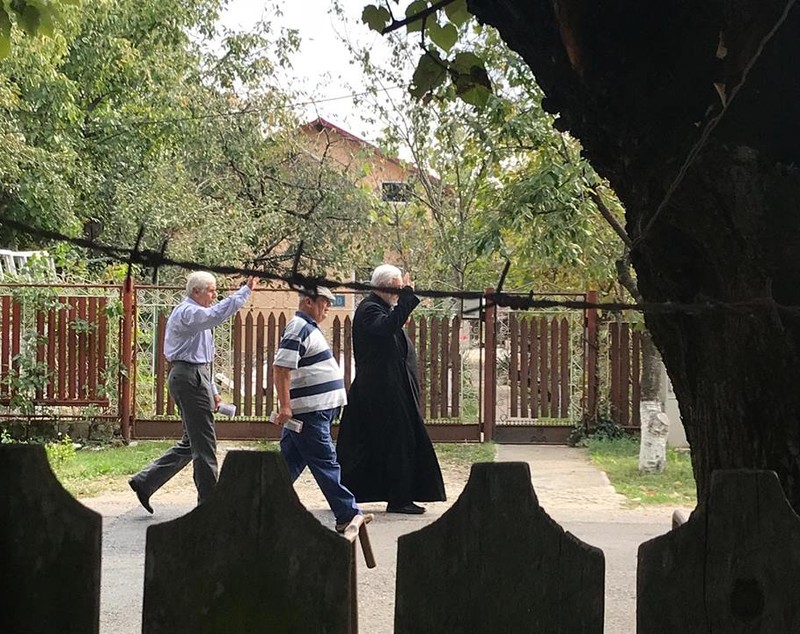 FOTO | Un preot dintr-un sat din Ilfov a mers din poartă în poartă să împartă pliante pro-referendum pentru familie