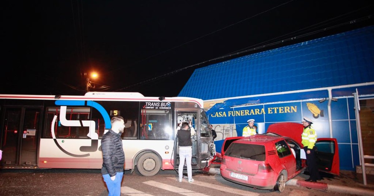 Autobuz proiectat într-o casă funerară, în urma unui accident în Buzău