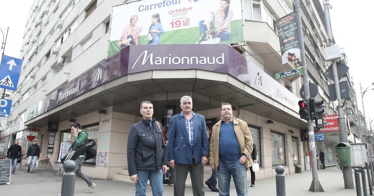 Neculcea, Suciu și Netolitzchi, de la stânga la dreapta, în fața clădirii care adăpostea cofetăria Scala, de la Bulevardul Magheru. Acum, acolo funcționează o parfumerie de lux FOTO: Dumitru Angelescu (Libertatea)