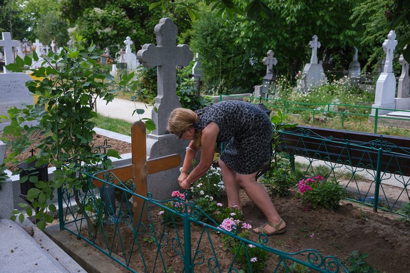 Mama Ecaterinei are grija de mormântul fiicei sale