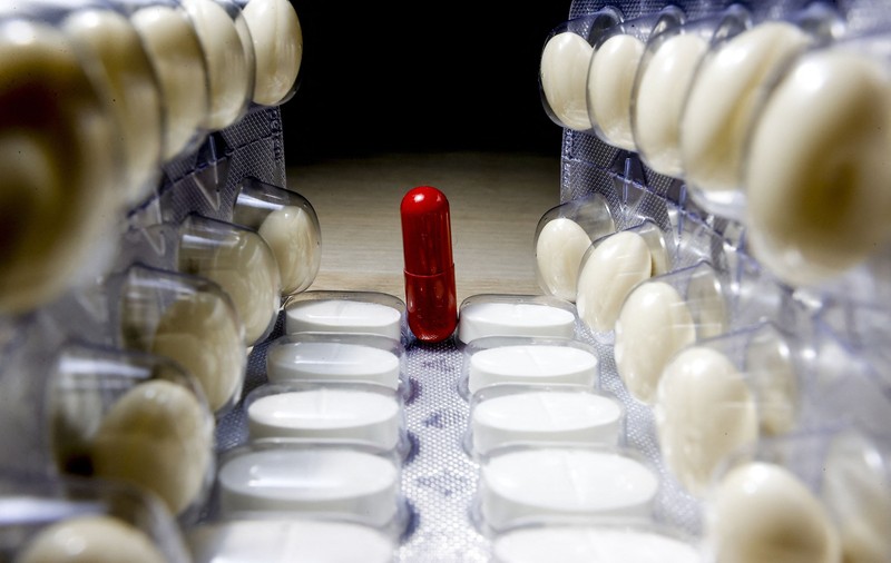 Studiu: Românii continuă să se trateze cu antibiotice pentru durerile dentare, de gât, răceală și gripă