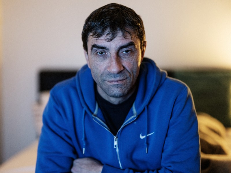 Vasile Bolohan în apartamentul său din Leeds, UK