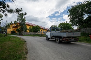 O camionetă cară pământ
