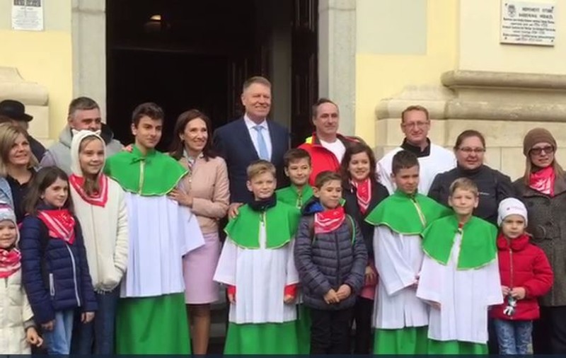 Klaus Iohannis, alături de soţie, la biserică, în ziua de Crăciun