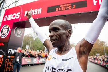 Momentul în care Eliud Kipchoge a stabilit recordul mondial, pe 12 octombrie, în Viena. A alergat un maraton într-o oră, 59 de minute și 40 de secunde