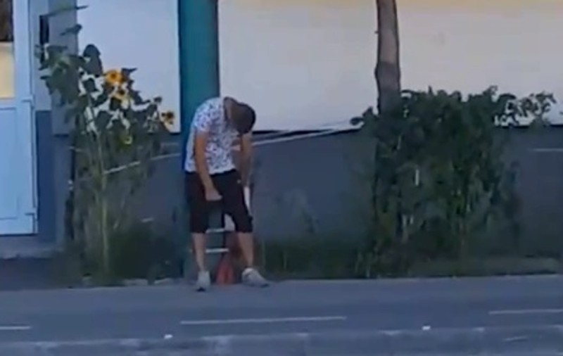 Individul drogat care a rănit grav doi asistenți a fost arestat. Unul are fractură de mandibulă în urma loviturilor