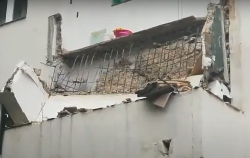 VIDEO | Un balcon s-a prăbușit de la etajul 3 al unui bloc din Vaslui