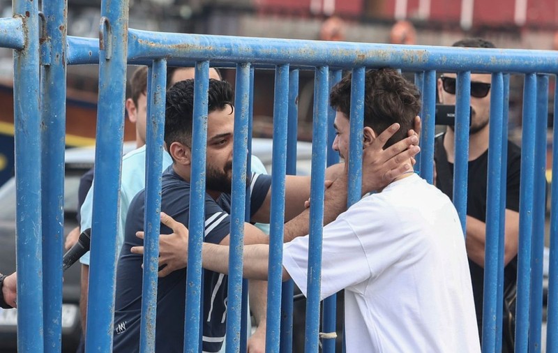 Revederea emoționantă a unui supraviețuitor al naufragiului din Grecia cu fratele său. Operațiunile de căutare continuă