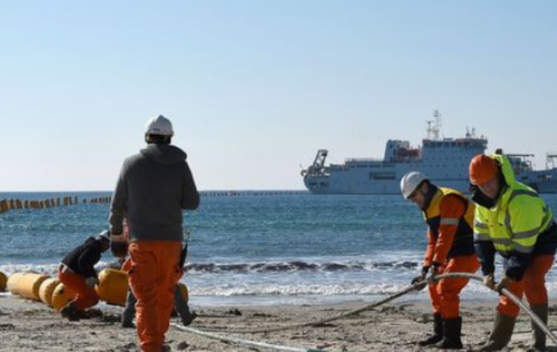 Cablurile submarine transportă 99% din datele digitale pe fundul oceanului. Reportaj BBC cu oamenii care le repară