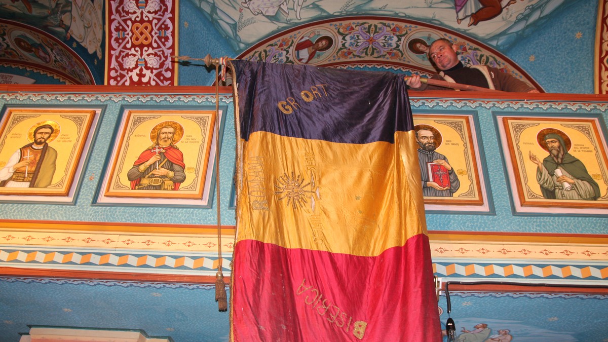 Drapel pentru Marea Unire din 1918, salvat de la distrugere. Tricolorul cusut cu fir de aur a fost ascuns sub dușumeaua altarului unei vechi biserici