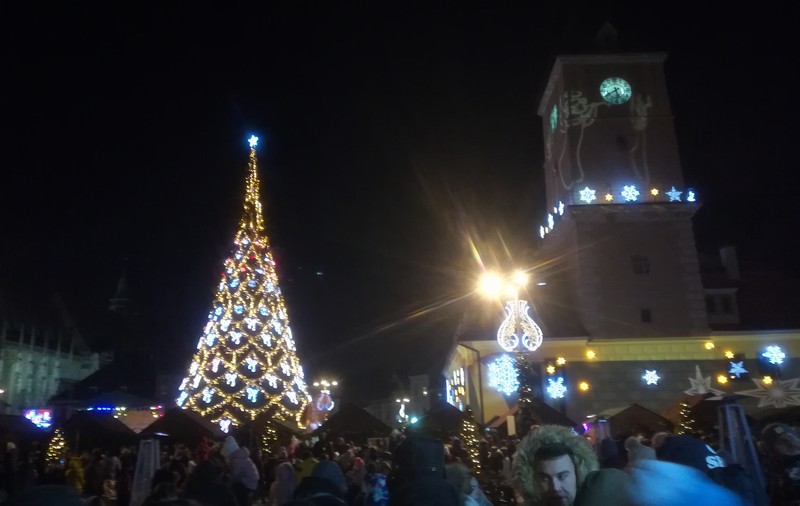 GALERIE FOTO/ S-au aprins luminile de sărbătoare în Braşov. Mii de persoane au umplut Piaţa Sfatului până la refuz
