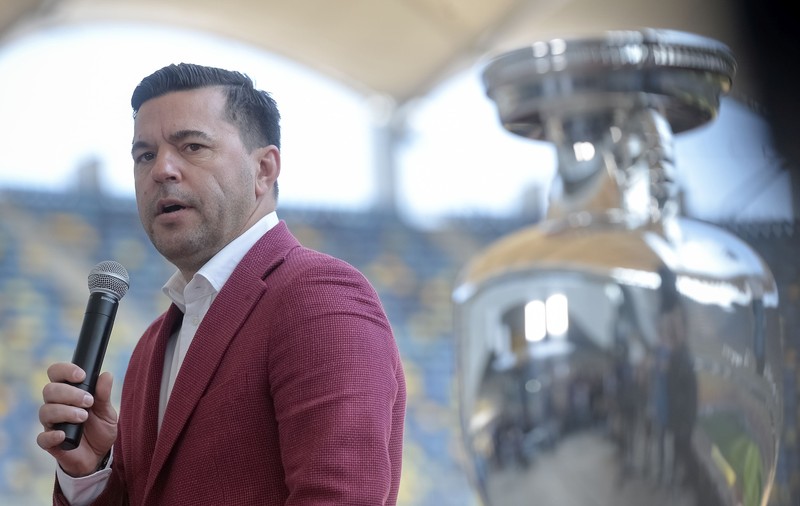 Selecționerul Cosmin Contra, în conflict cu fanii! Replici acide pe Instagram: „Bou și agramat” vs „Boule, să îți iei ochelari”