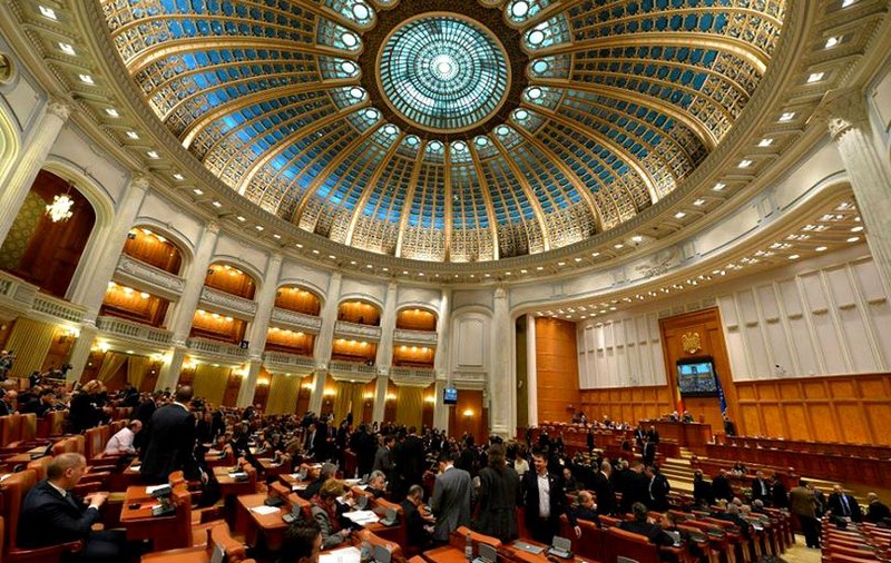 Hărțuirea morală la locul de muncă, pedepsită printr-un nou proiect de lege depus în Parlament
