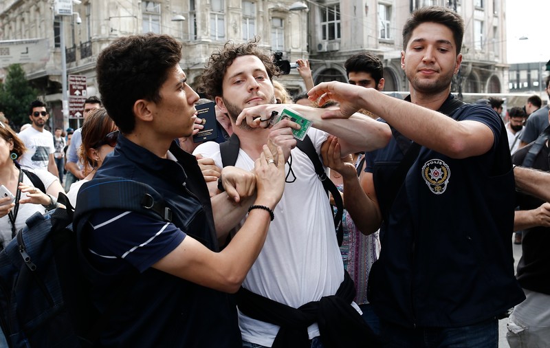 Parada Gay Pride din Istanbul, dispersată de polițiști. Mai mulți activiști au fost arestați