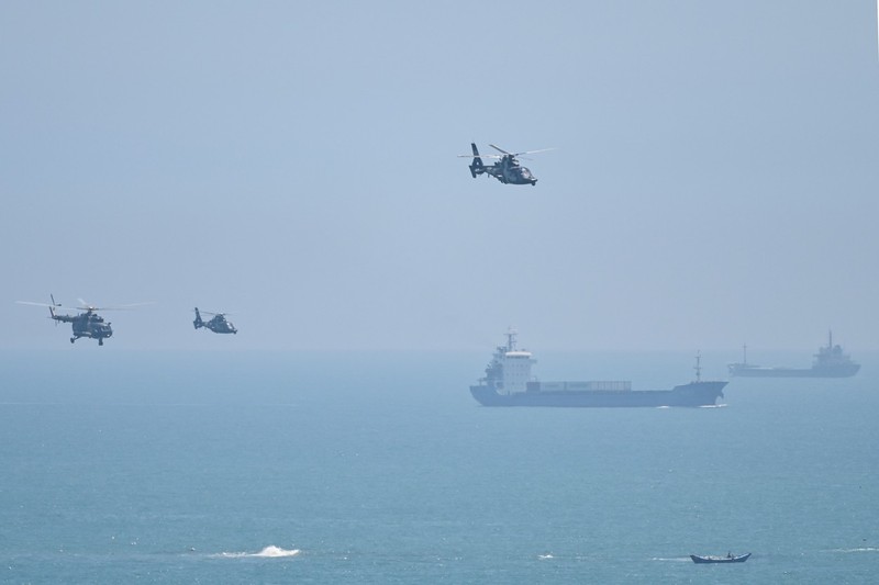 Elicoptere militare chineze trec pe lângă insula Pingtan, unul dintre punctele din China continentală cele mai apropiate de Taiwan, în provincia Fujian, la 4 august 2022, înaintea exercițiilor militare masive în largul Taiwanului (foto Profimedia)