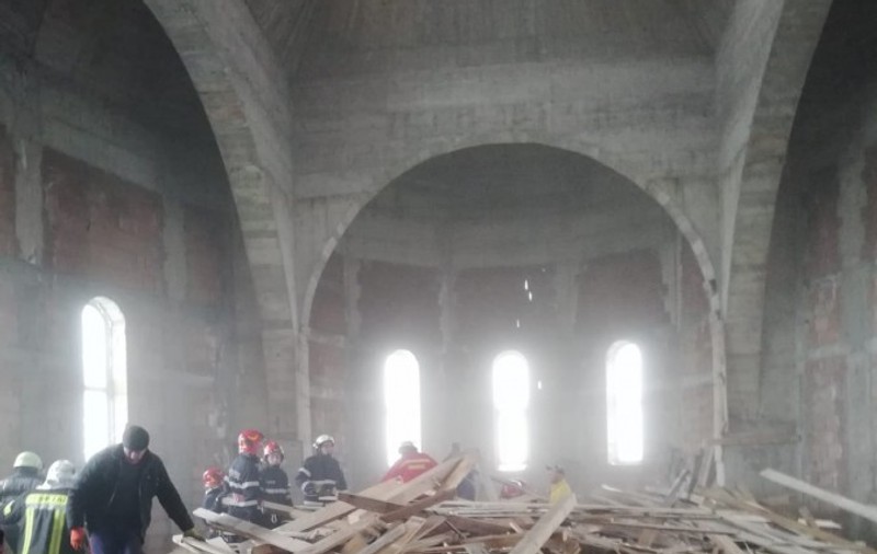 UPDATE / Muncitorul din Sibiu peste care a căzut schela dintr-o biserică va fi operat la picioare