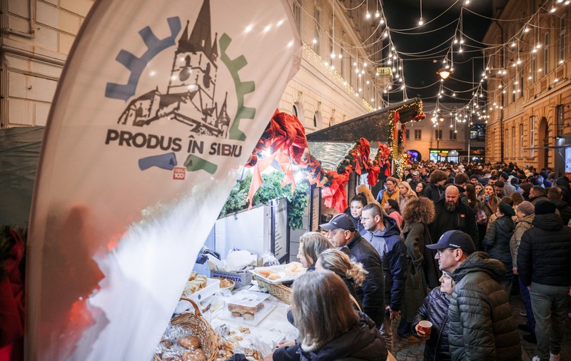 Cât a ajuns să coste un singur cartof la Târgul de Crăciun Sibiu 2025? Din supermarket îți cumperi peste 20 de kilograme!