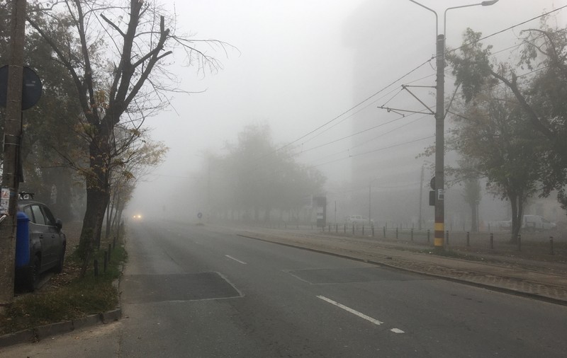 Cod galben de ceață în București și alte 17 județe. Cursele de pe aeroportul din Cluj-Napoca sunt afectate