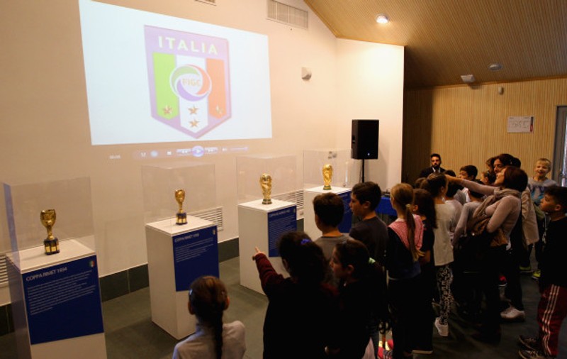 Italienii expun, la Bologna, cele patru Cupe Mondiale pentru a fi admirate de fani