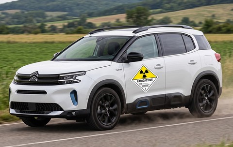 Un citroen pe care există semnul de ”materiale radioactive”.