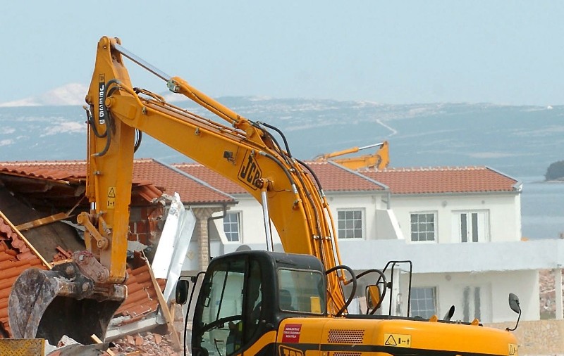 La trei ani a cumpărat un excavator de pe internet