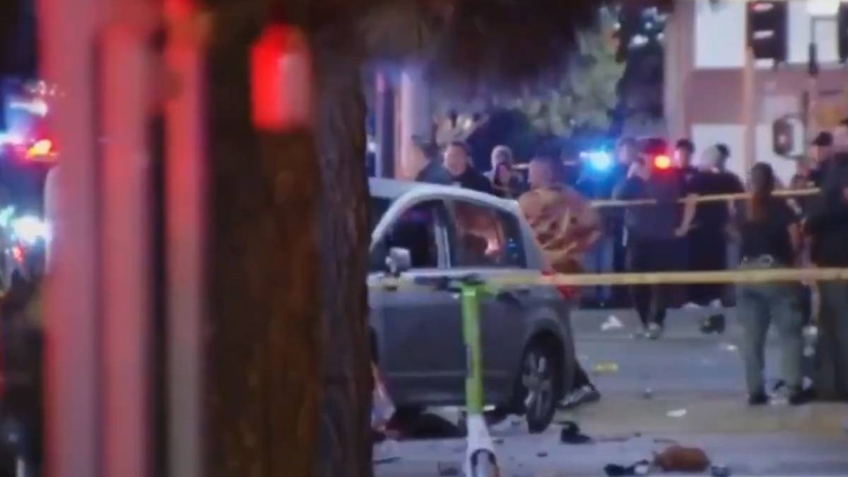 Imagine cu mașina gri care a intrat în mulțime în Los Angeles. La fața locului se află mai mulți oameni