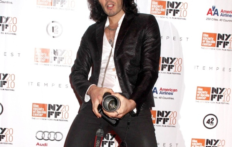 Russell Brand miroase sticlele de alcool ca să-şi aducă aminte de vremurile de beţie