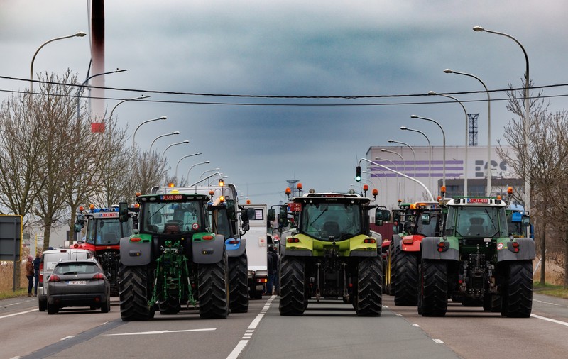 Fermierii belgieni au blocat drumurile către portul Zeebrugge, în timp ce protestele din Franța se extind peste granițe | VIDEO