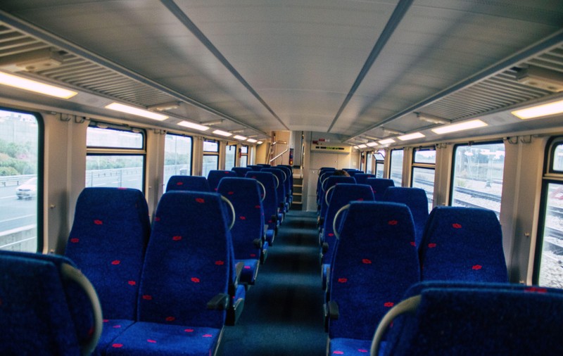 Trenurile cumpărate de România din Israel, blocate de bombardamentele Hamas. Când vor intra în circulație pe rutele Iași-București și Suceava-București