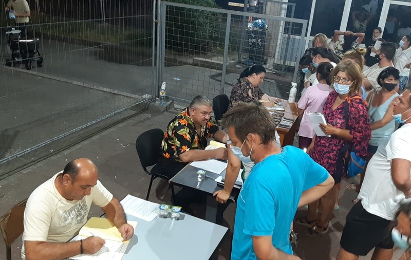 Zeci de români, la cozi în Vama Giurgiu pentru completarea unor documente COVID. Cum explică autoritățile situația