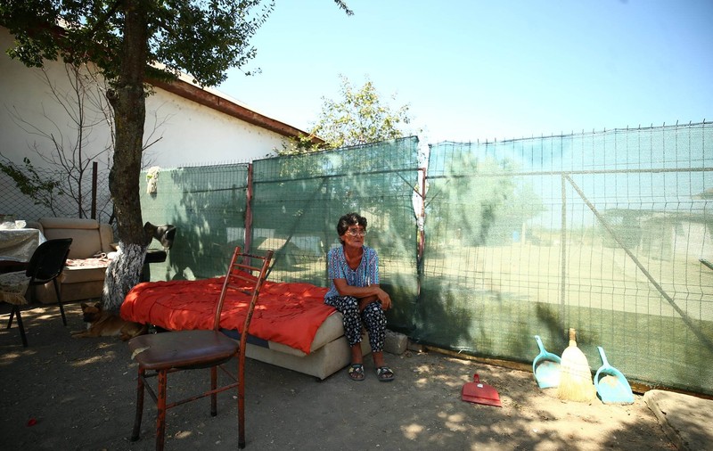 Localnicii din Crevedia, din vecinătatea stației GPL, s-au întors să evalueze pagubele după explozie: „Voi repara casa cu materiale de la gunoaie”