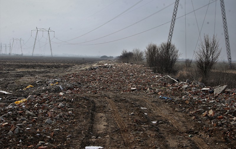 „La noi cum ajunge ambulanța?” Un drum care leagă două comune din județe diferite, blocat de gunoaie și moloz