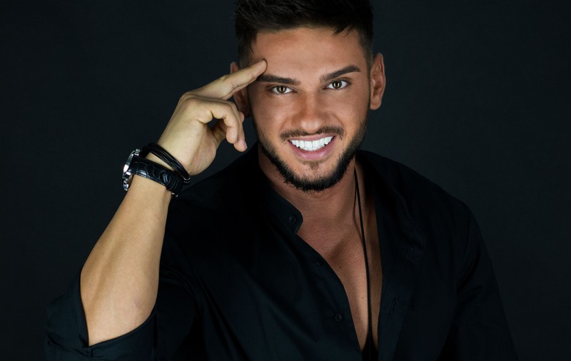 VIDEO/ Dorian Popa are fani și-n biserică: “Ne retragem, frumos, în curte, pentru poze”. Bunica l-a adus pe calea credinței