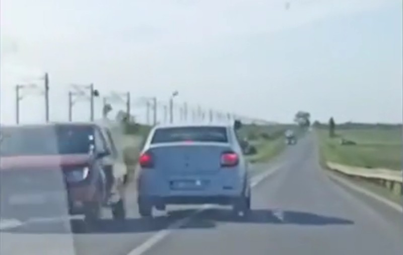 Un șofer de Logan din Galați a intrat pe contrasens fără motiv și a fost la un pas de tragedie, distrugând oglinda unei alte mașini