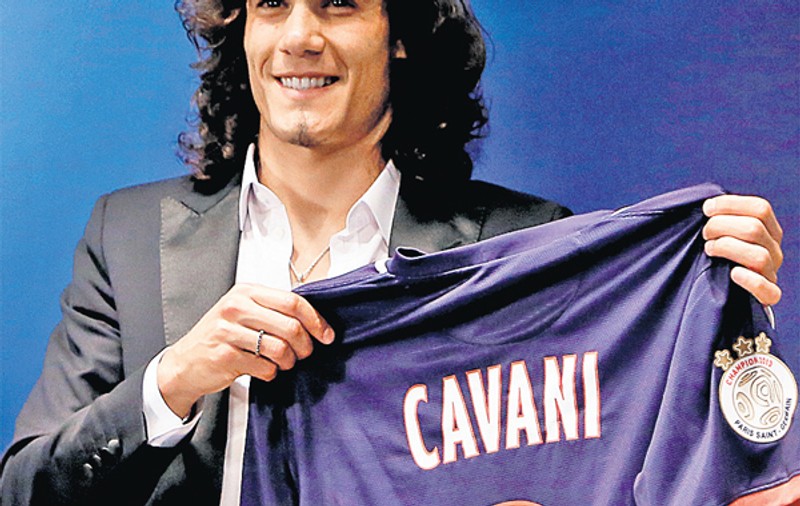Uruguayanul Edinson Cavani a fost transferat de la Napoli la PSG pe o sumă uriaşă
