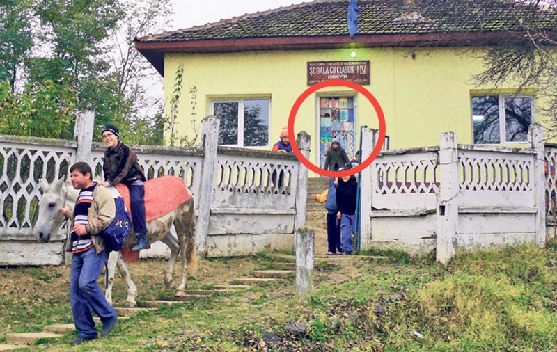 Îşi duce copilul la şcoală cu calul