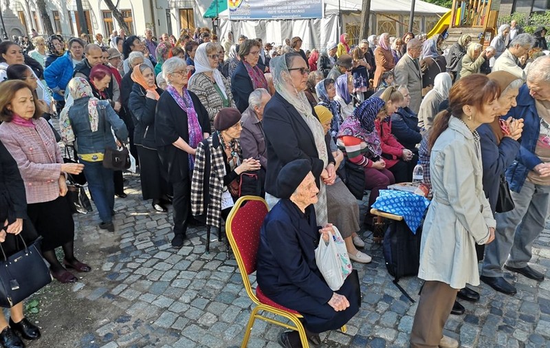 Sute de oameni participă la slujba de Izvorul Tămăduirii de la Biserica Mavrogheni. Ce nu ai voie să faci azi pentru a nu fi lovit de blestem | FOTO
