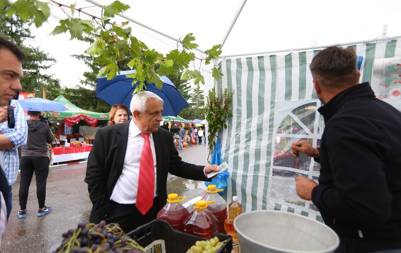Ministrul Agriculturii Petre Daea, la un târg din Buzău. „Nu am mâncat niciodată dulceață de dovleac”