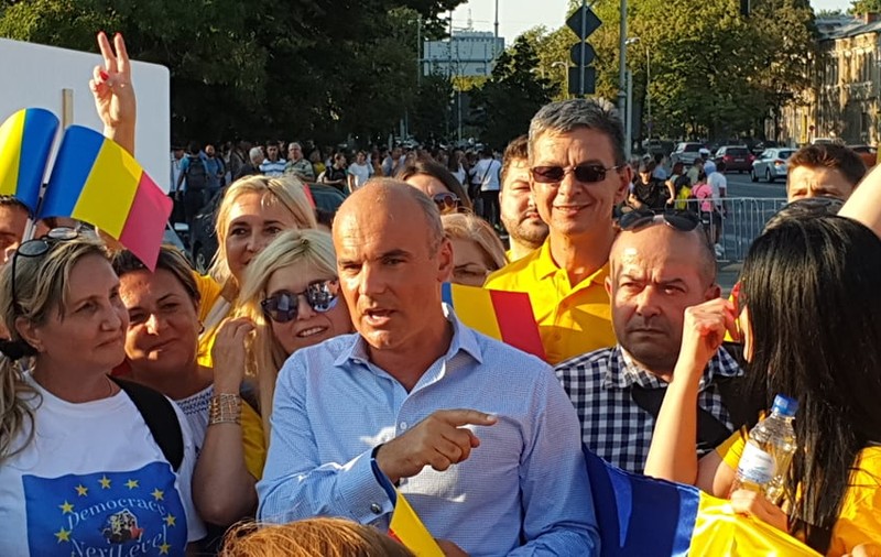 Europarlamentarul Rareș Bogdan, în mijlocul protestatarilor din Piața Victoriei. „Am văzut speranța că lucrurile se vor schimba în bine”