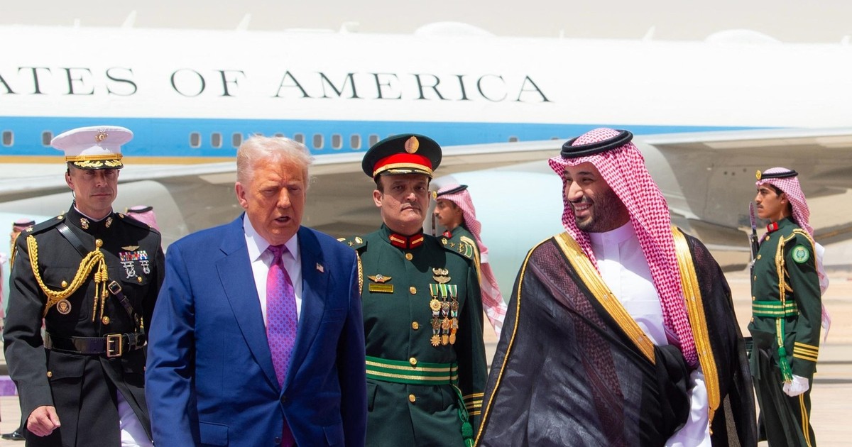 Președintele SUA Donald Trump (al doilea din stânga) este întâmpinat de Prințul Moștenitor Saudit Mohammed bin Salman Al Saud (d) la sosirea sa pe Aeroportul Malik Khalid, pentru prima etapă a turneului său în trei națiuni din Orientul Mijlociu, la Riyadh, Arabia Saudită, pe 13 mai 2025