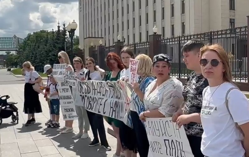 Soţiile soldaţilor ruşi au cerut în faţa Ministerului Apărării de la Moscova întoarcerea bărbaţilor de pe front