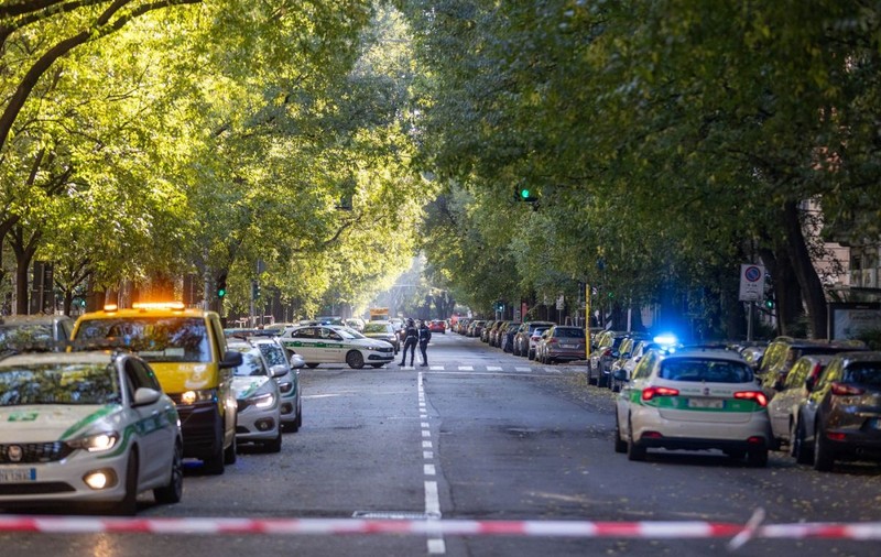 Polițiștii din Roma, păcăliți să se plimbe prin oraș ore bune cu înjurături scrise pe caseta luminoasă a mașinii