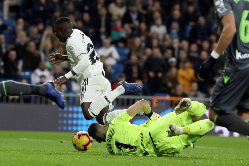 epa07266026 Real Madrid's forward Vinicius Jr (L) and Real Sociedad's goalkeeper Rulli (R) in action during the Spanish LaLiga match between Real Madrid and Real Sociedad at Santiago Bernabeu stadium in Madrid, Spain, 06 January 2018. EPA-EFE/KIKO HUESCA