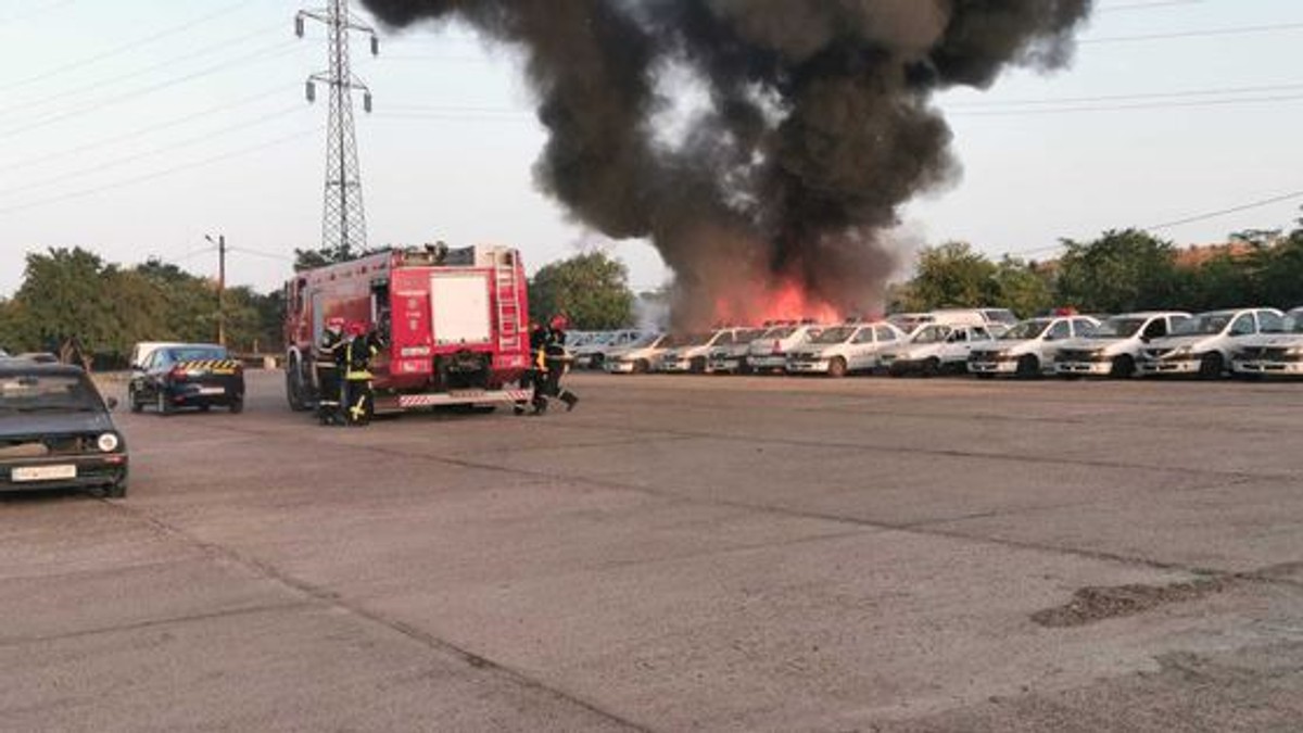 Cinci mașini de poliție din Constanța au ars într-un incendiu. Nu se știe dacă focul a fost pus intenționat