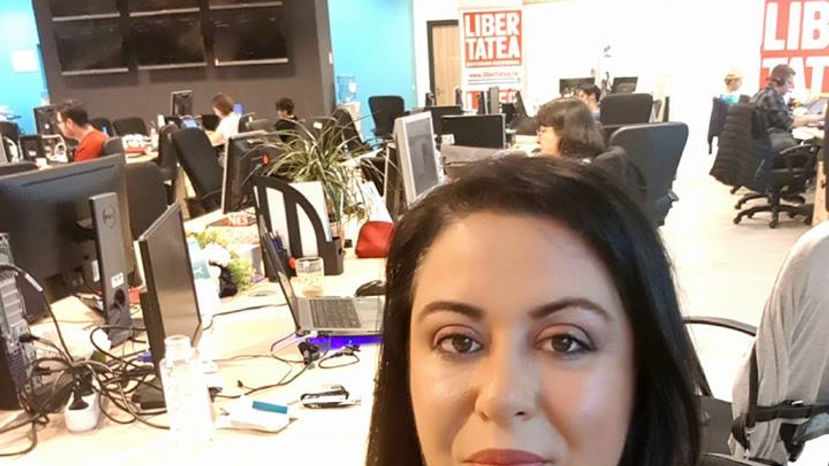 Oana Roman, la o nouă ediție a emisiunii live la revista Viva. Vedeta comentează cele mai tari subiecte | VIDEO