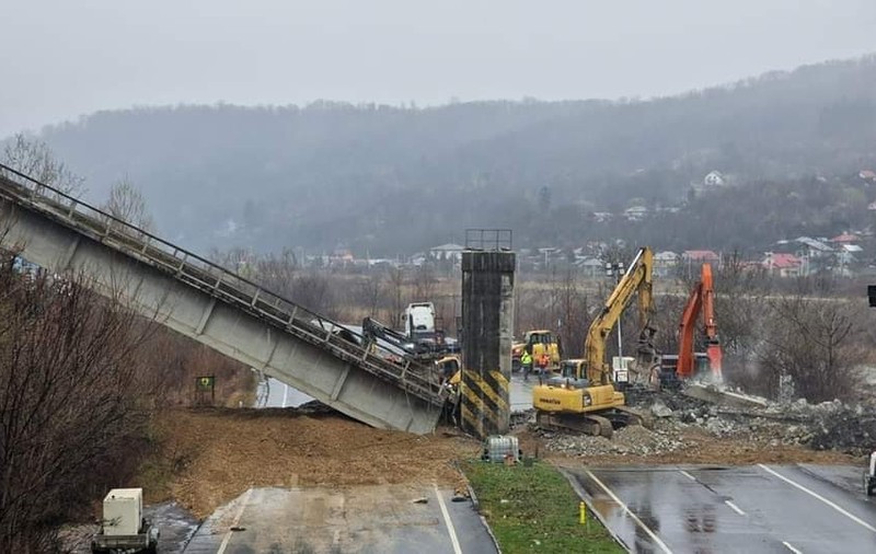 A început demolarea podului de cale ferată din Prahova. Circulația pe DN1, complet blocată cel puțin două zile | VIDEO