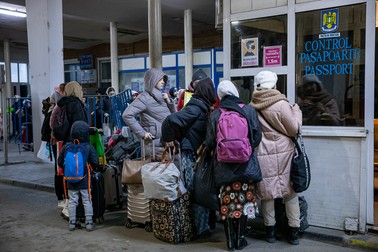 Refugiați ucraineni în vama Siret. Foto: Eli Driu