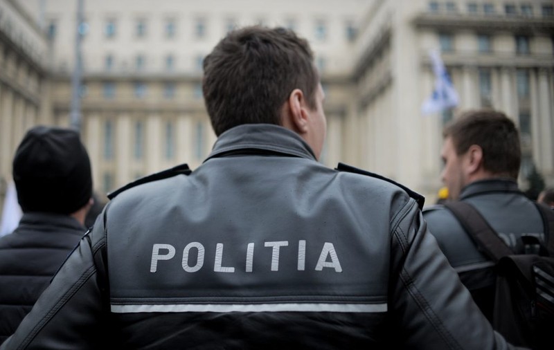 Polițiști și inspectori vamali din Constanța, suspecți într-un dosar de contrabandă. Gruparea a adus în țară parfumuri contrafăcute de 25 de milioane de euro